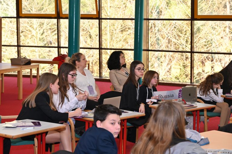Ortaokul JMUN Kulübü Öğrencilerimiz Rusya ve Fransa’nın Delegesi Oldu